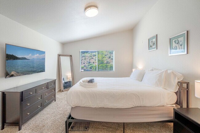 Building Photo - 1550 Carousel Ct