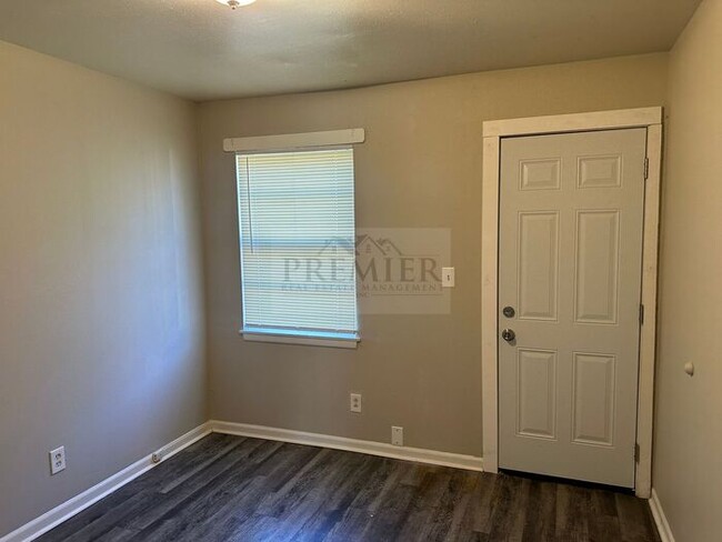 Building Photo - 6206 E 153rd St #B, Grandview, MO 64030 2 ...