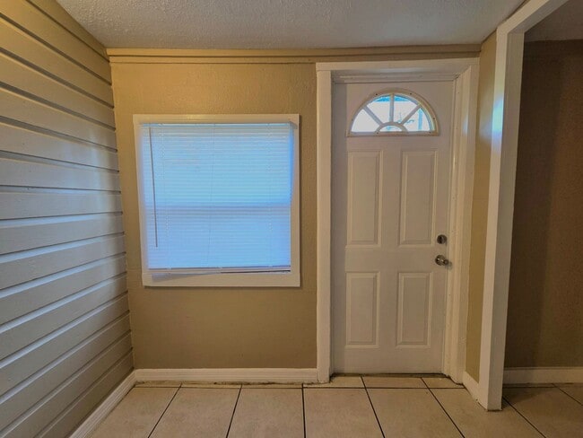 Building Photo - 3 Bedroom Home