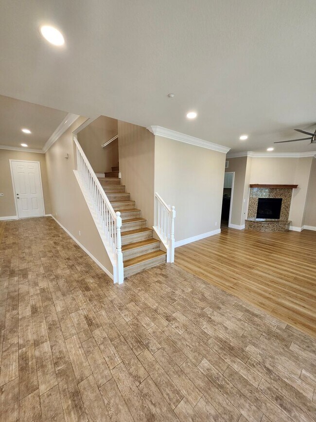 Building Photo - Luxurious 4-Bedroom View Home in Desirable...