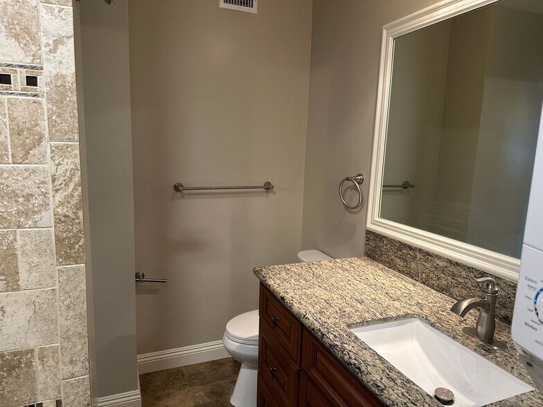 Building Photo - 32 Esperanza Ave