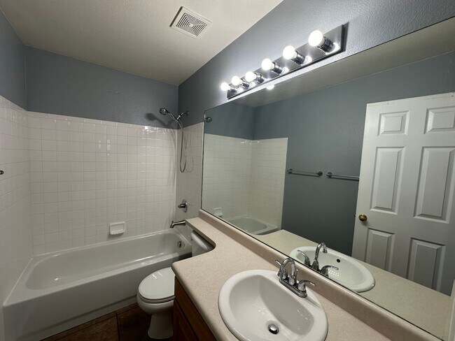 Building Photo - 5 Bed 4 Bath Home in Springs Ranch!!!
