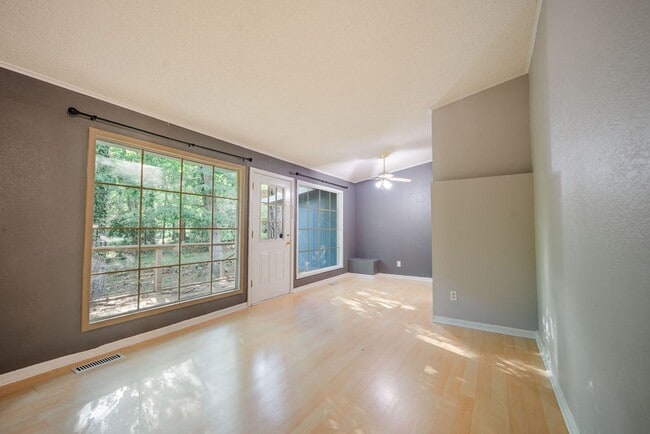 Building Photo - Cute 3,2 Right in the heart of HSV!!