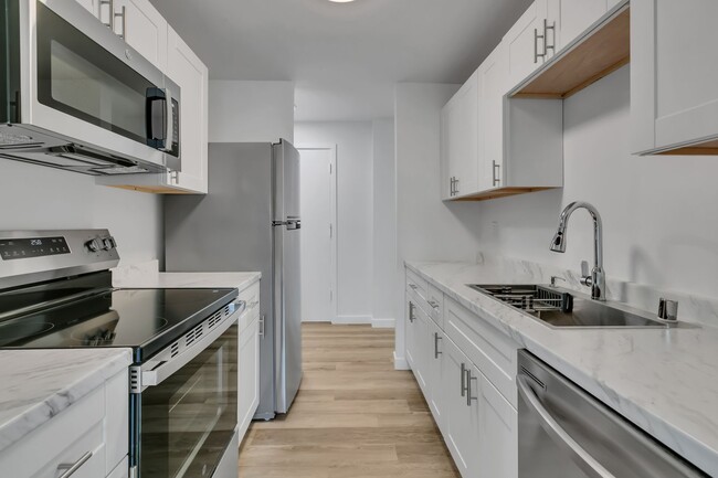 Building Photo - Light & Bright Tukwila Condo