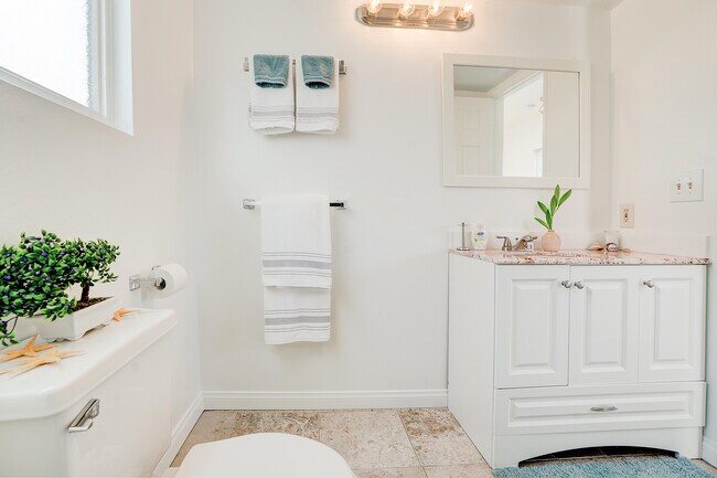 Building Photo - 832 13th St