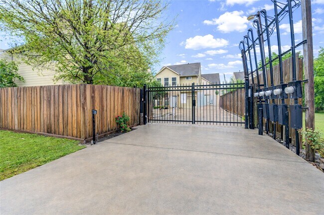 Building Photo - 2206 Naomi St