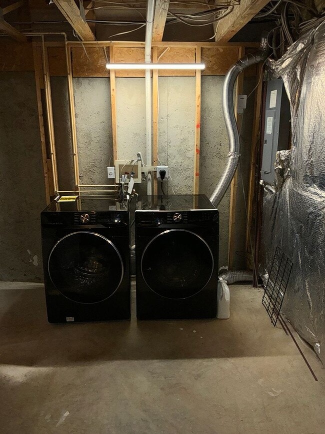 Building Photo - Very well maintained 3BR 2.5BA 3 level townhome located in the Milestone Community of Germantown