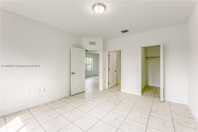 Building Photo - 14885 NE 7th Ave