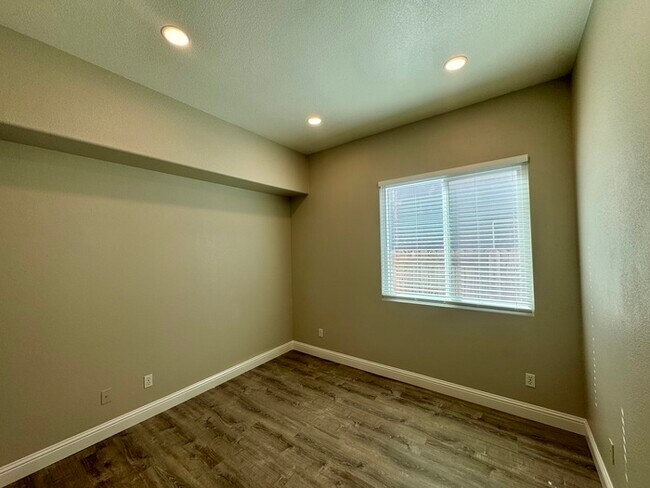 Building Photo - 3 bedroom 2 bath beautiful home in West Sac