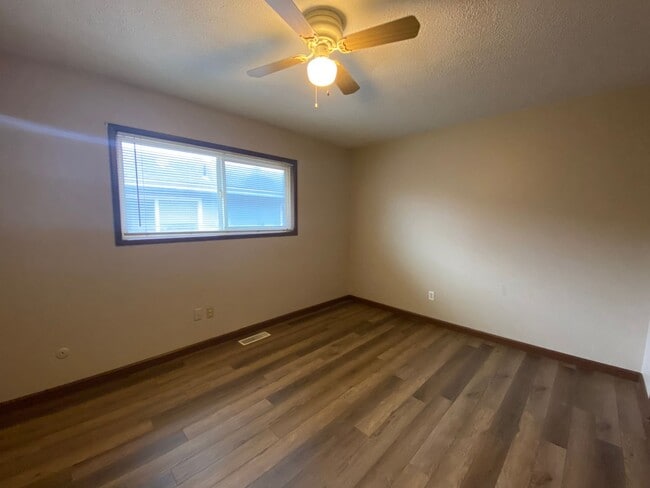 Building Photo - Charming 2 Bedroom with Attached Garage!