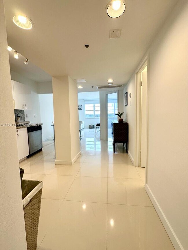 Building Photo - 100 Lincoln Rd