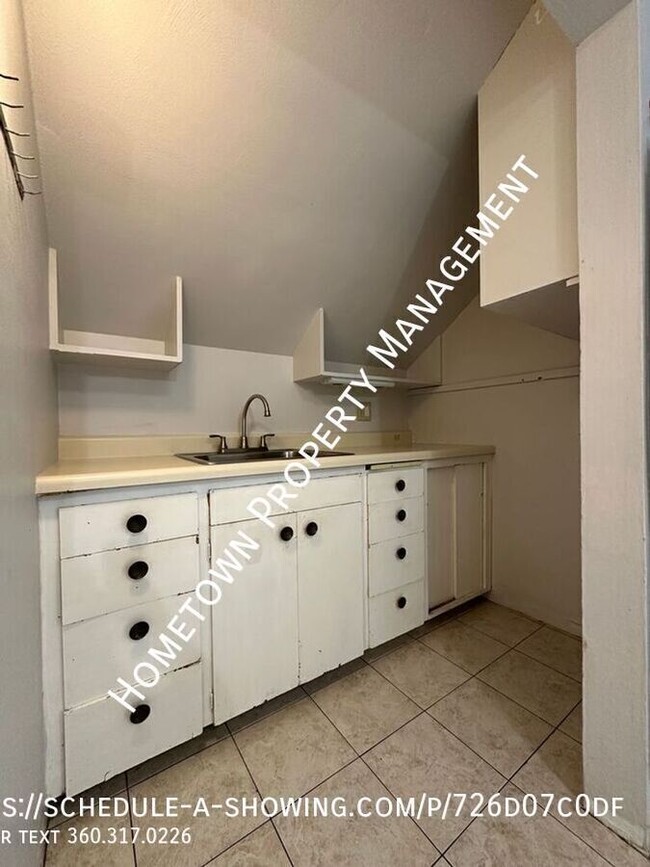 Building Photo - Updated 2 Bdr 1 bath Apt. Tacoma! Availabl...