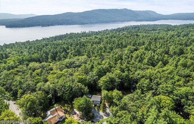 Building Photo - 374 Middle Rd