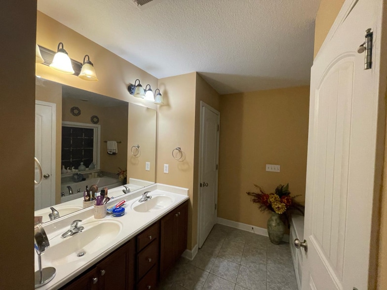 Building Photo - 879 Vandenburg Dr