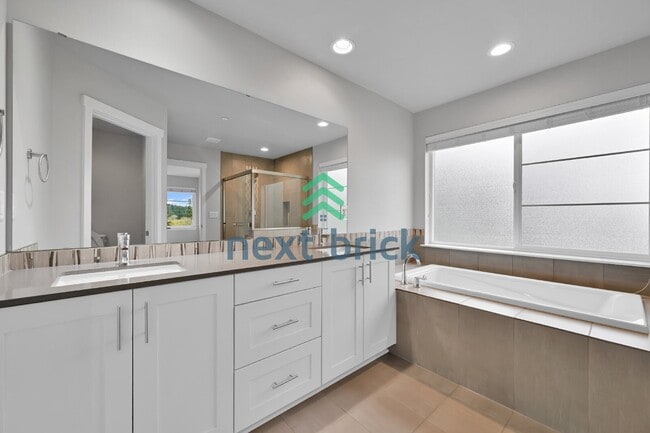 Building Photo - Spacious 3-Bed Townhouse Retreat in Bothell – 1928 Sq Ft of Comfortable Living!