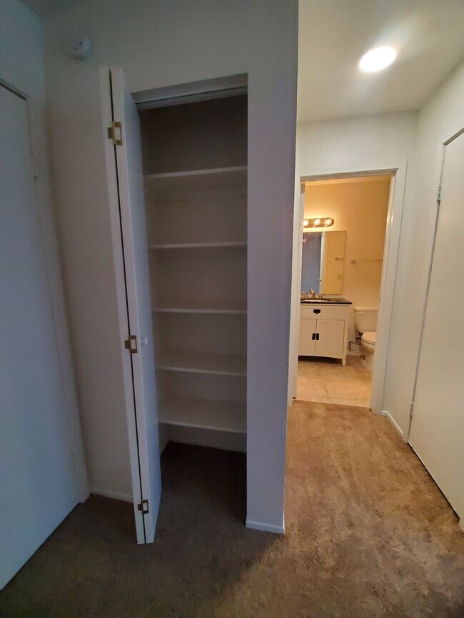 Building Photo - Shadow Mountain 2 Bedroom 2 Bath Single-Level Townhome with Fireplace & Pool