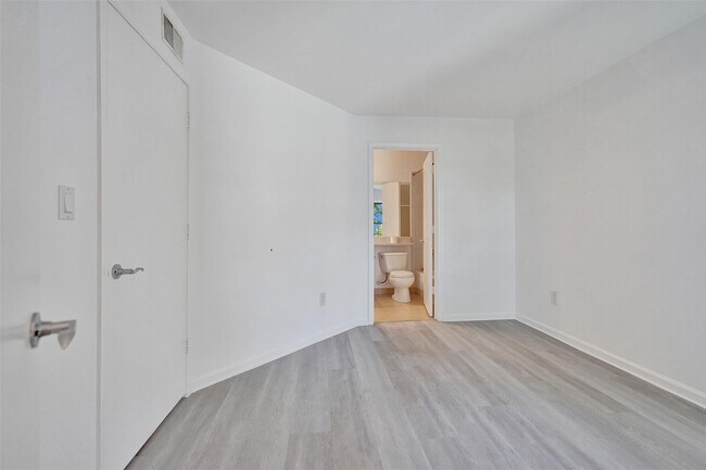 Building Photo - 1050 Crystal Way