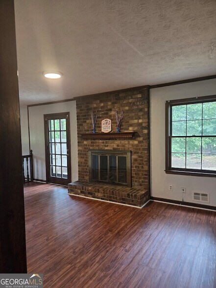 Building Photo - 2206 Country Club Dr SE