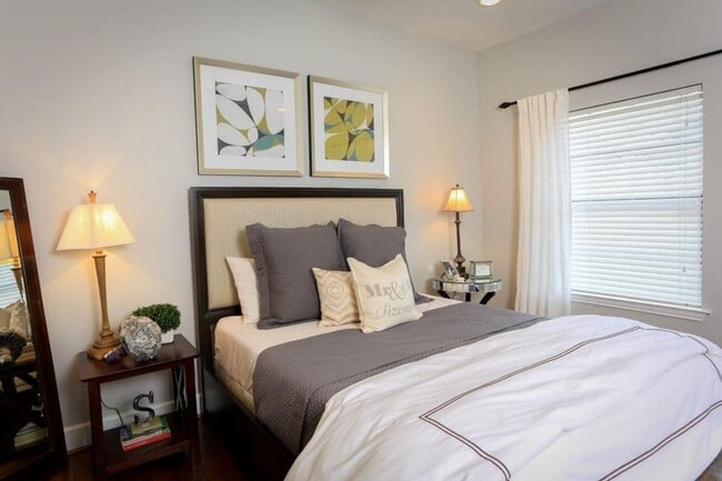 Building Photo - Newly Updated 3-Bedroom House in the Desir...