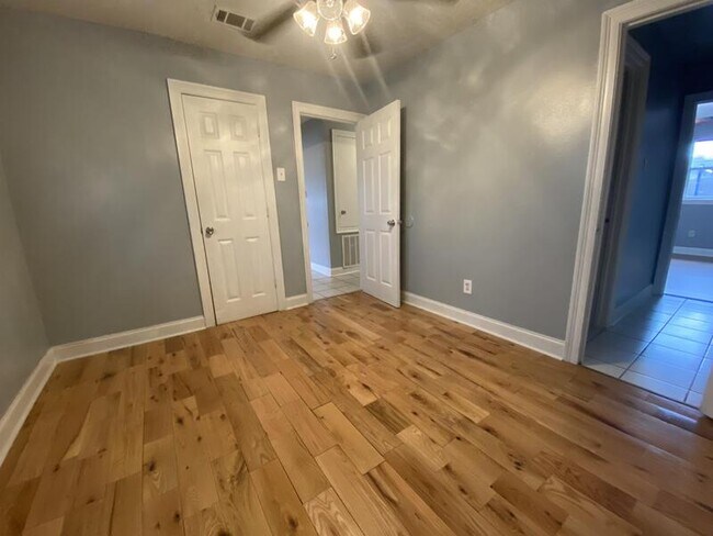 Building Photo - 8600 Patricia St