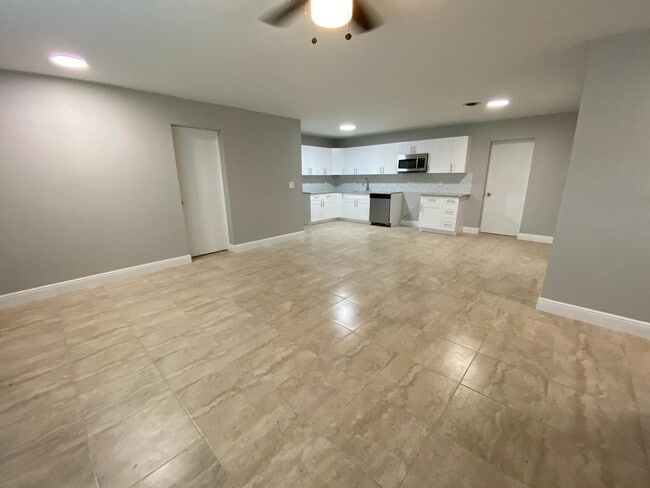 Building Photo - 811 SW 12th Ct