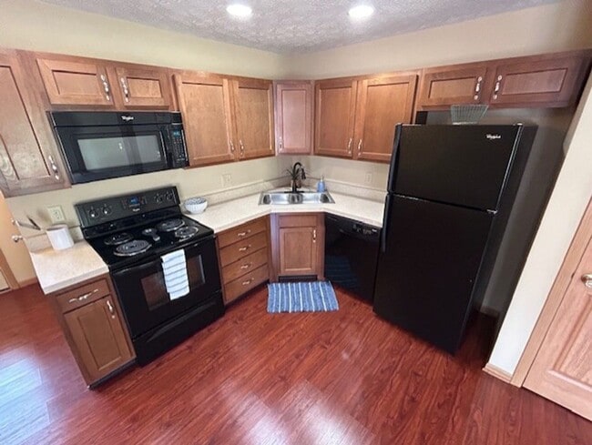 Building Photo - Black Friday Move-in Special! Up to $500 off!