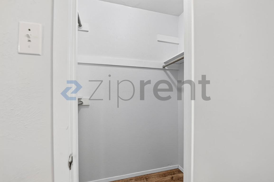 Building Photo - Unit