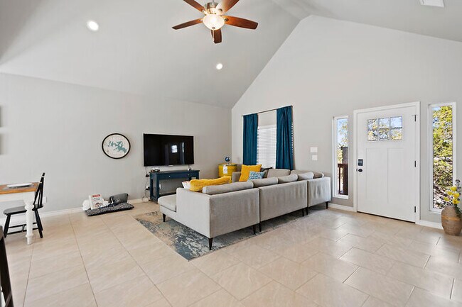 Building Photo - 837 Cougar Dr