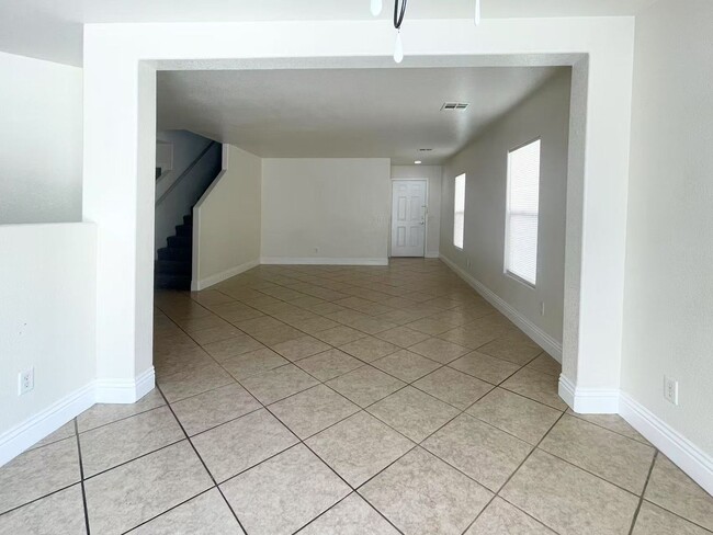 Building Photo - Beautiful two-story single-family house