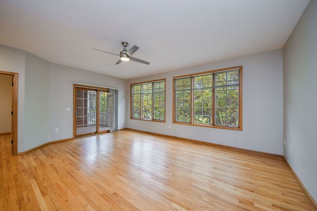 Building Photo - 385 Delnor Glen Dr