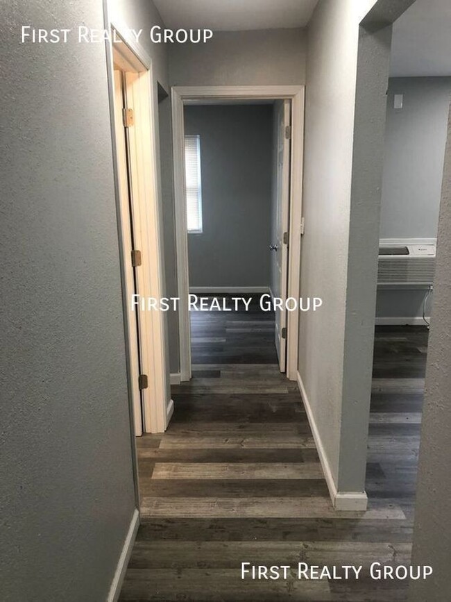 Building Photo - 2 Bedroom, 1 Bath Apartment, Move in Ready...