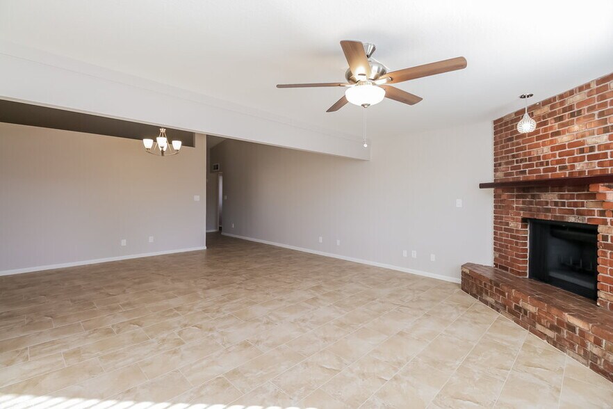 Building Photo - 2641 E Isabella Ave