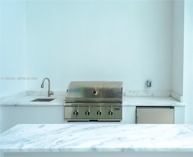 Building Photo - 333 NE Spanish Ct