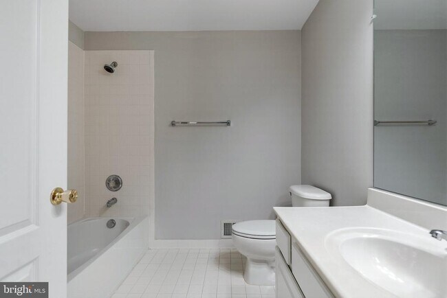 Building Photo - 13960 Greendale Dr