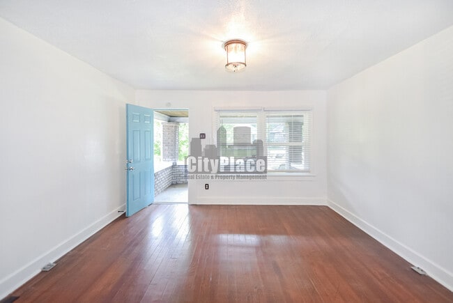 Building Photo - 810 N Gladstone Ave