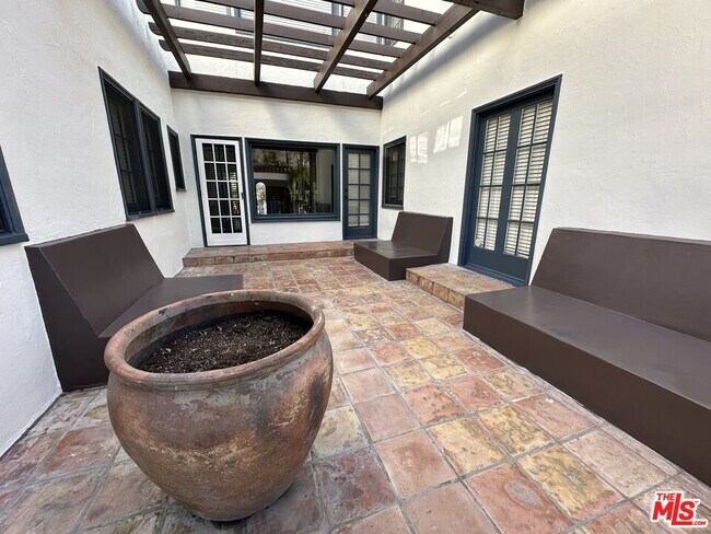 Building Photo - 147 N Orange Dr