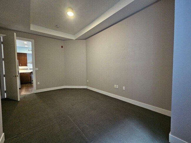 Building Photo - Congress Park High Rise Living! Huge Main Floor 2 Bed 2 Bath