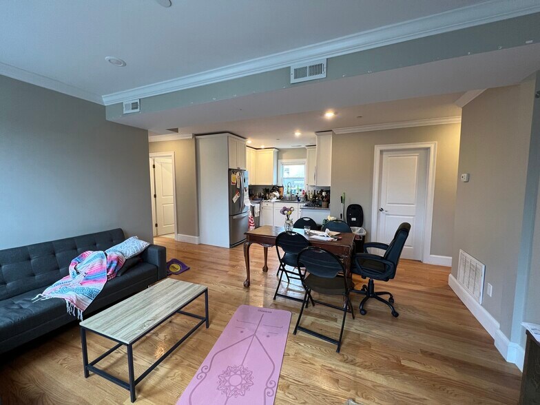 Building Photo - 222 River St