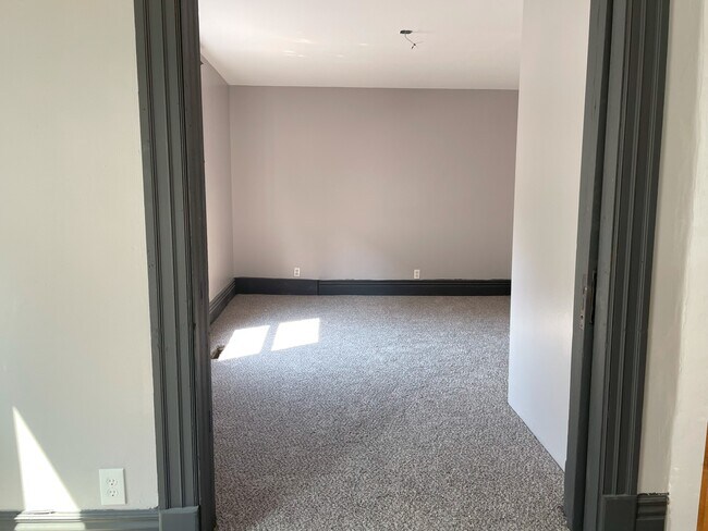 Building Photo - 407 E Center St