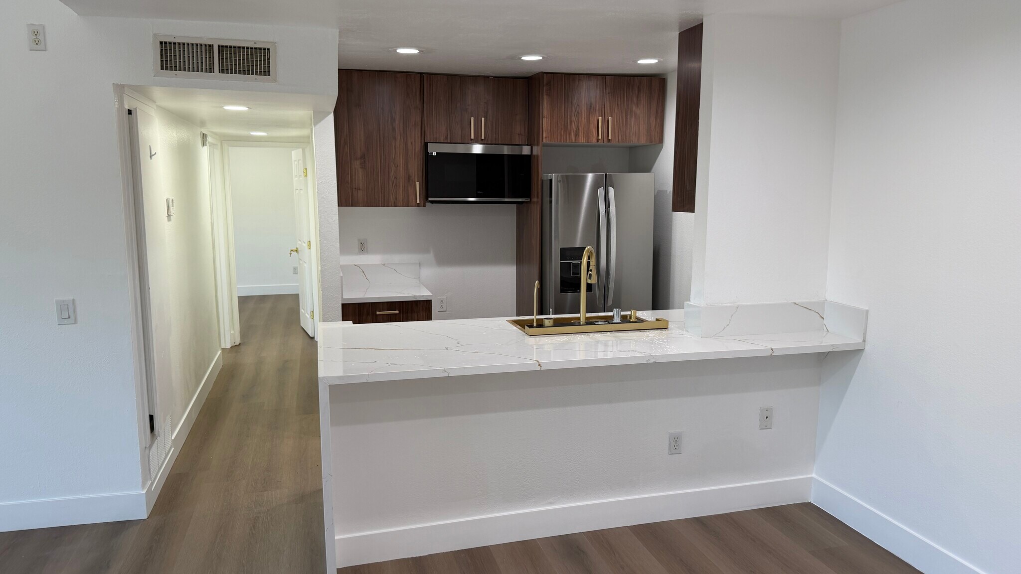 Building Photo - 10331 Lindley Ave