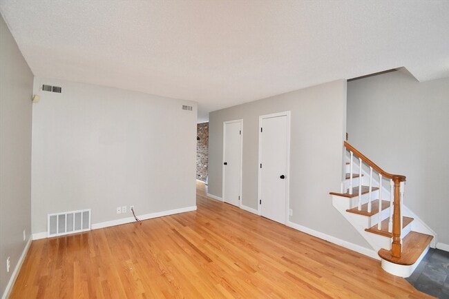 Building Photo - 15 Yorktown Dr