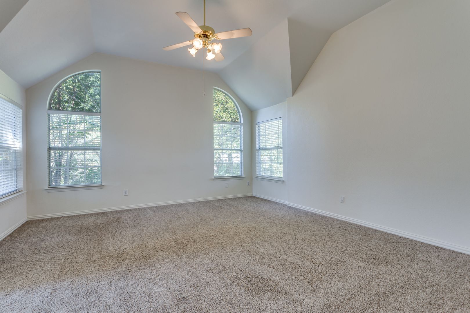 Building Photo - 2021 Broadleaf Dr