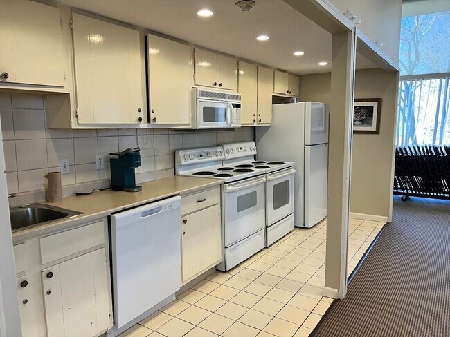 Building Photo - 404 Paradise Rd