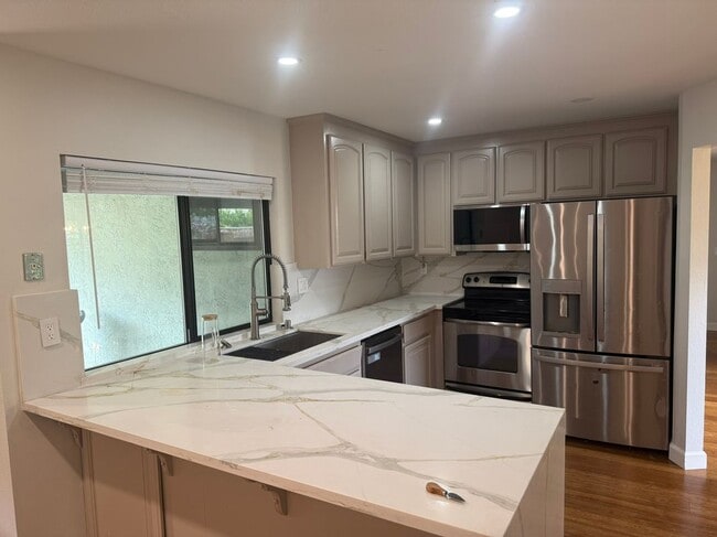 Building Photo - 515 La Baree Dr