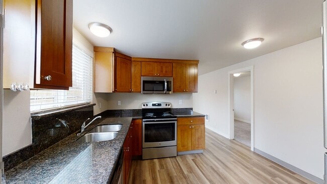 Building Photo - Charming 2 Bedroom Duplex - Granite Counters, Plank Flooring, Fully Fenced, Storage Shed!