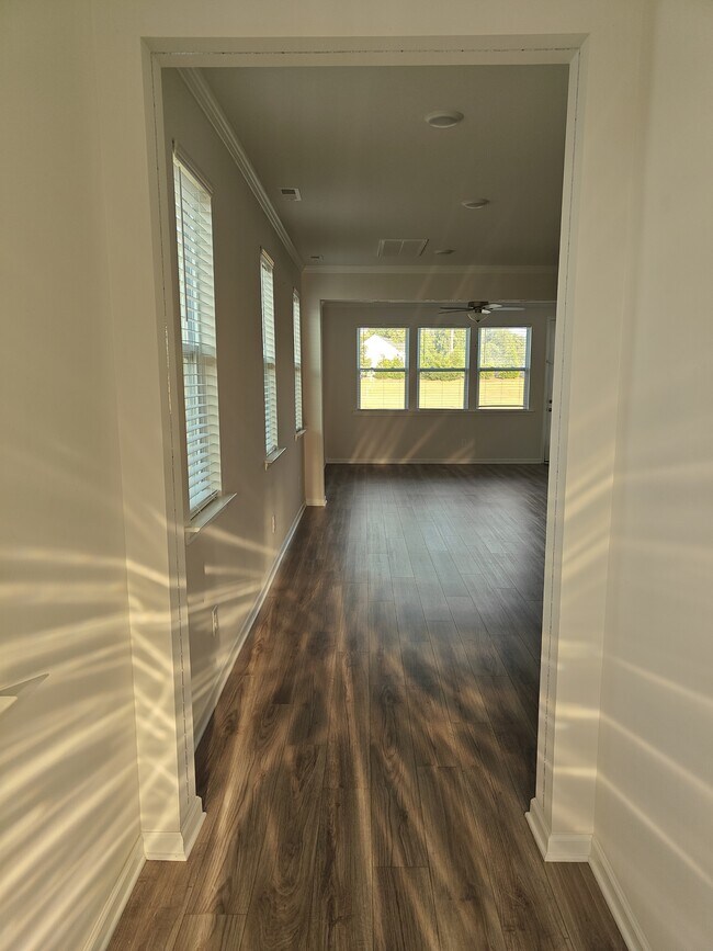Building Photo - 756 Creekway Dr