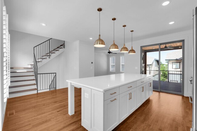 Building Photo - Spacious and Bright Bohemian Cottage Downtown Greenville - Available Now!