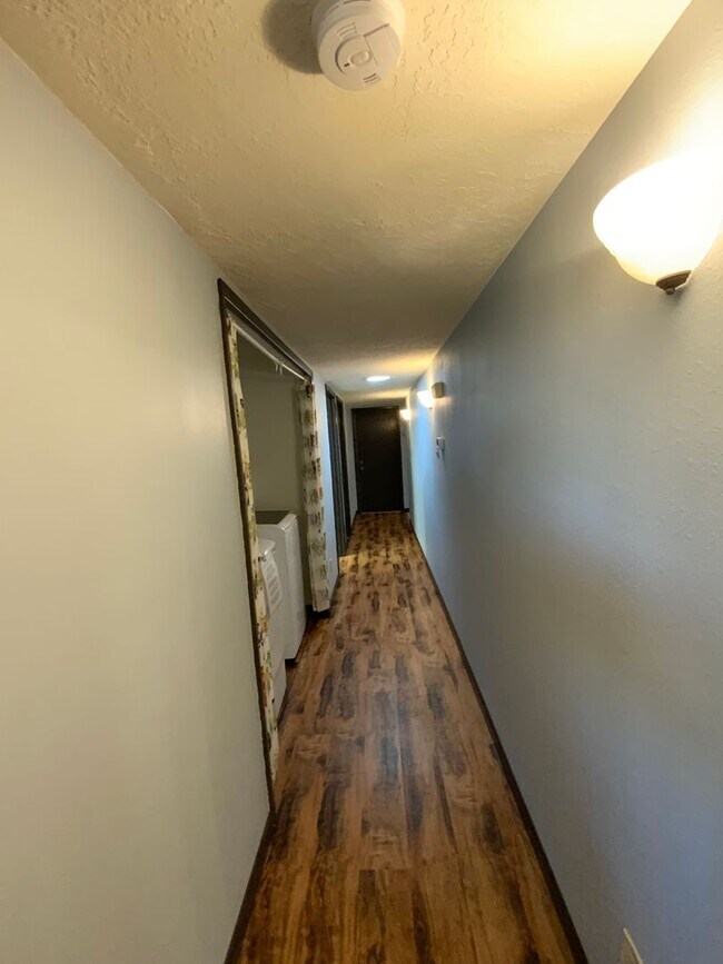 Building Photo - 3 Bedroom Single Story Home Available Near...