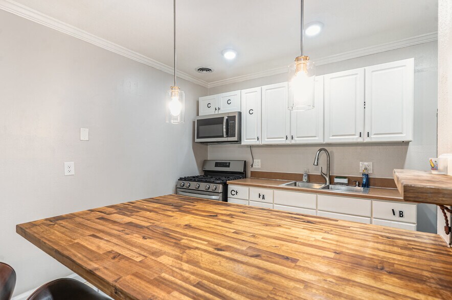 Kitchen - 1700 SW 16th Ct