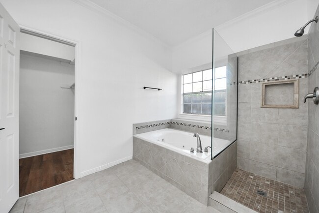 Building Photo - 15919 Lake Lodge Dr